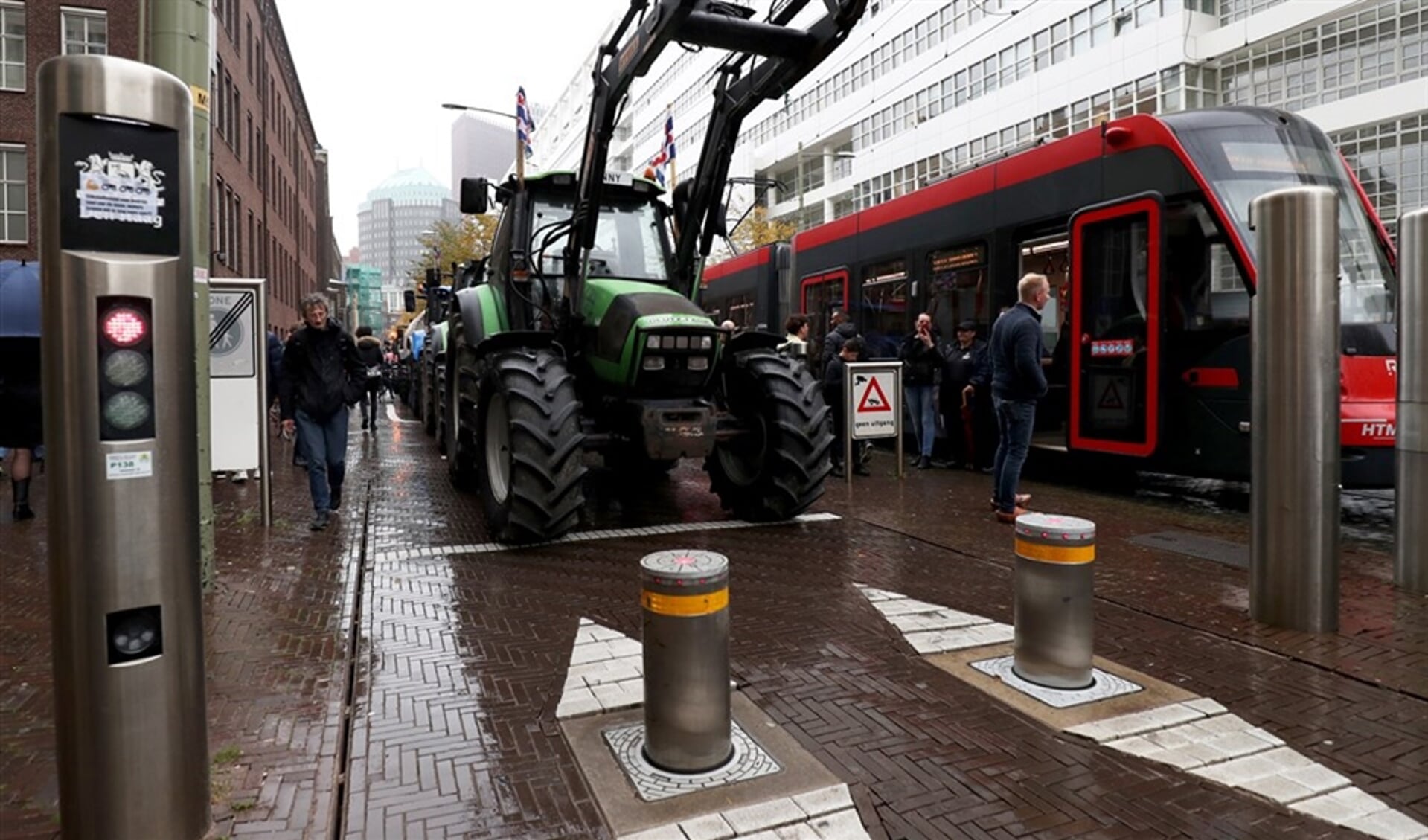 Boeren in Den Haag blokkeren trams en steken vuurwerk af