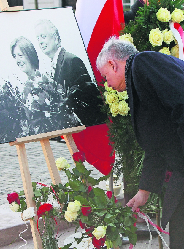 ?
beeld ap / Czarek Sokolowski
Jaroslaw Kaczynski, tweelingbroer van de vroegere Poolse president Lech Kaczynski, legt bij het Presid.. (ap / Czarek Sokolowski)