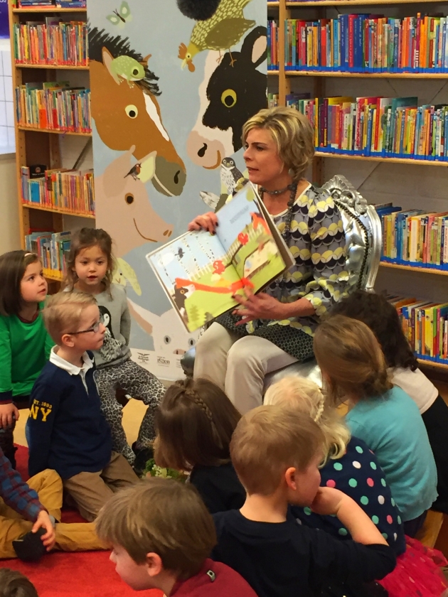 Net als vorig jaar leest ook prinses Laurentien kinderen voor, dit keer in de nieuwe bibliotheek in Almere-Stad. (nd)