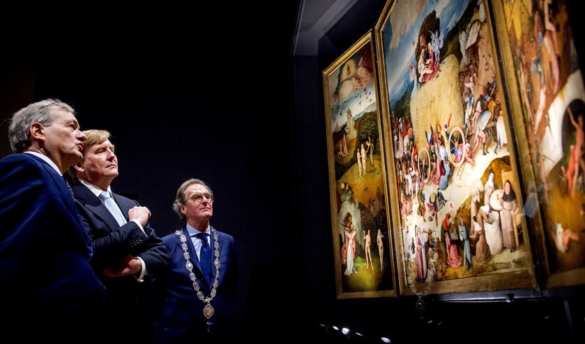 Burgemeester Ton Rombouts van Den Bosch bekijkt de expositie over Jheronimus Bosch in Het Noordbrabants Museum. (anp / Koen van Weel)