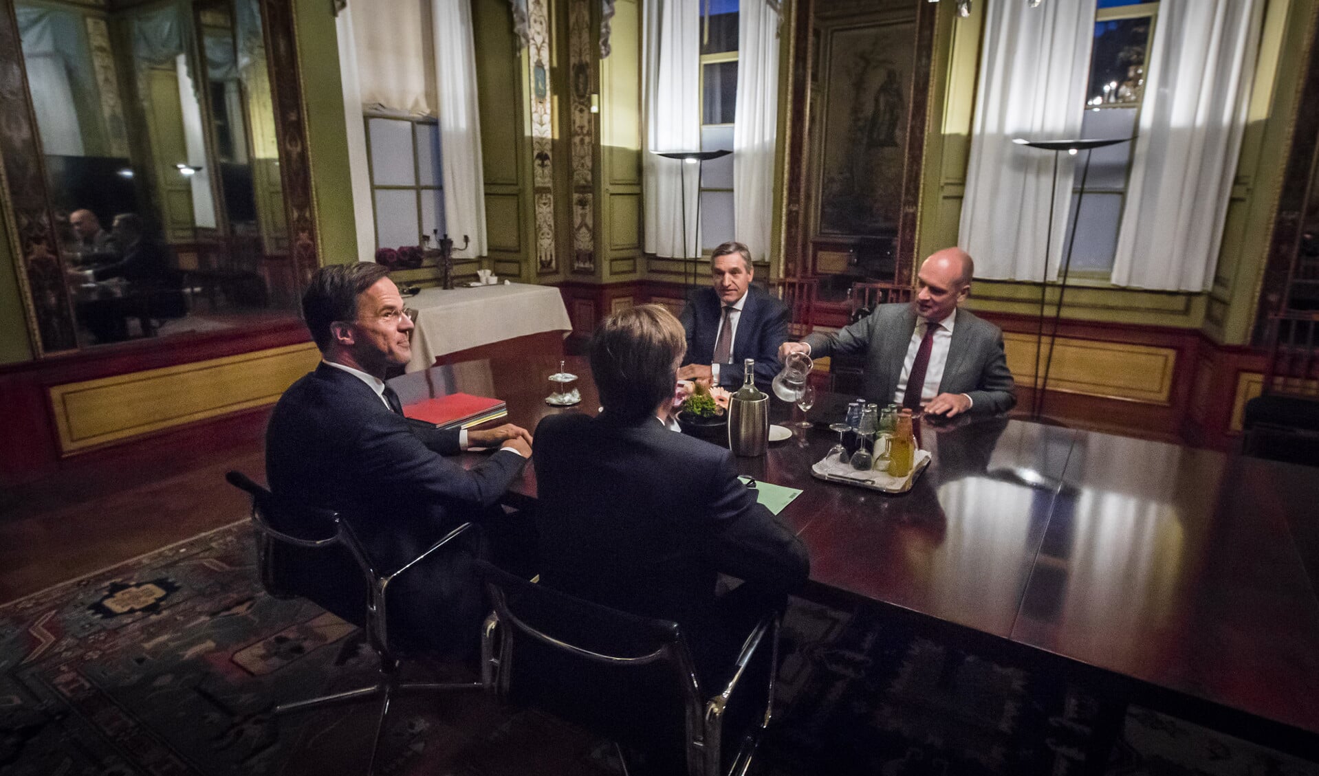 ChristenUnie-leider Gert-Jan Segers (rechts) tijdens de kabinetsformatie, met de onderhandelaars van VVD, D66 en CDA. Nu de afschaffing van de dividendbelasting duurder uitvalt, is er reden het regeerakkoord op dit punt open te breken.