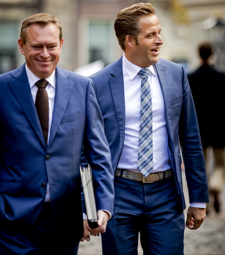 Een praatgrage minister, plus een rustige collega (anp / Remko de Waal)