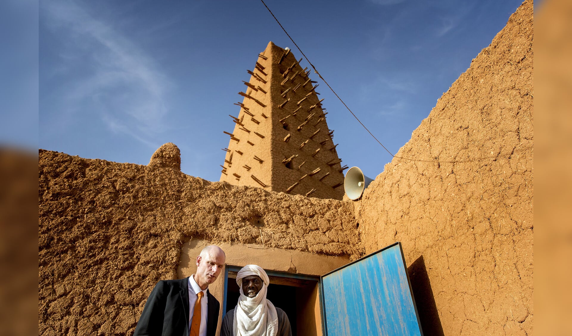 Minister Stef Blok bij de grote moskee in Agadez, in Niger, tijdens een bezoek aan Afrika vorig jaar.