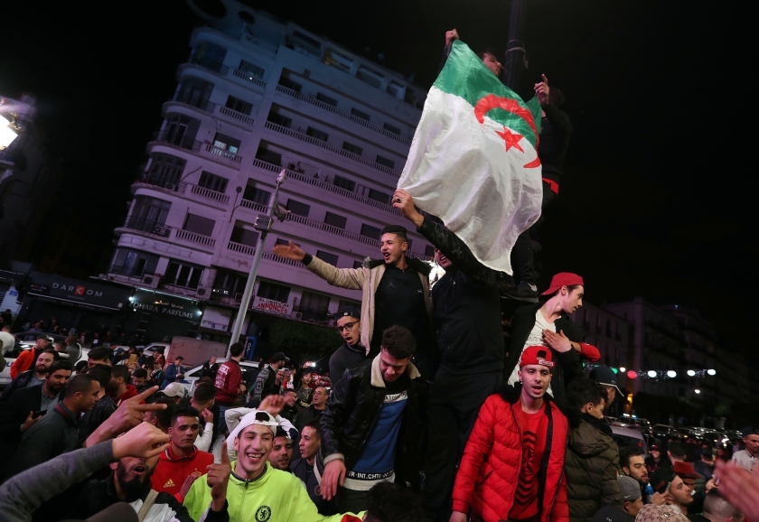 Algerijnen vieren feest in de straten nadat president Abdelaziz Bouteflika heeft aangegeven zich niet herkiesbaar te stellen. (epa / Mohamed Messara)