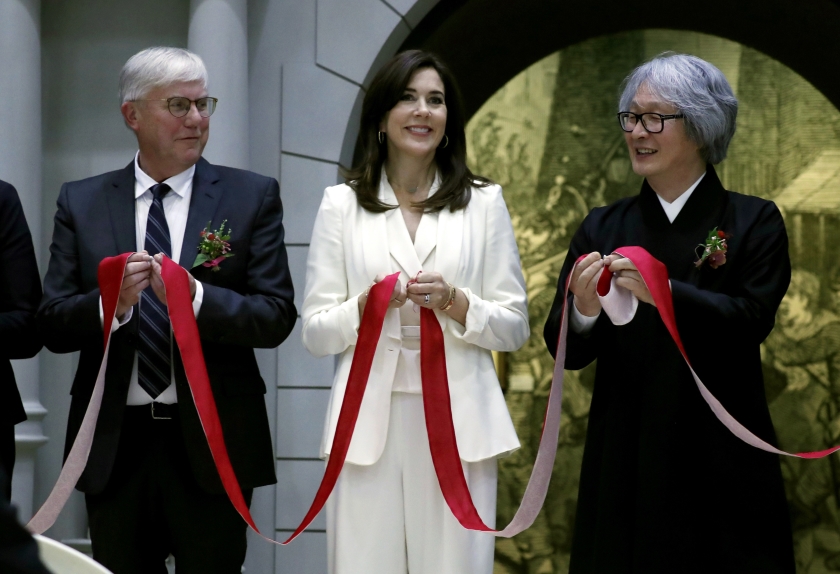 Kroonprinses Mary van Denemarken opent in Seoul een expositie over de bekende Deense sprookjesschrijver Hans Christian Andersen. (anp)