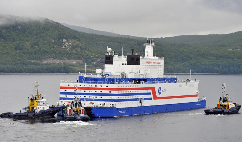 De drijvende kerncentrale Akademik Lomonosov komt naar verwachting eind september aan op de eindbestemming in het Siberische Pevek. (afp)