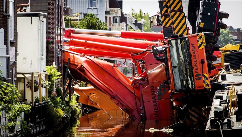Ravage op de plek waar vorig jaar twee bouwkranen en een brugdeel op een aantal woningen en winkels vielen in Alphen aan den Rijn. (anp / Koen van Weel)