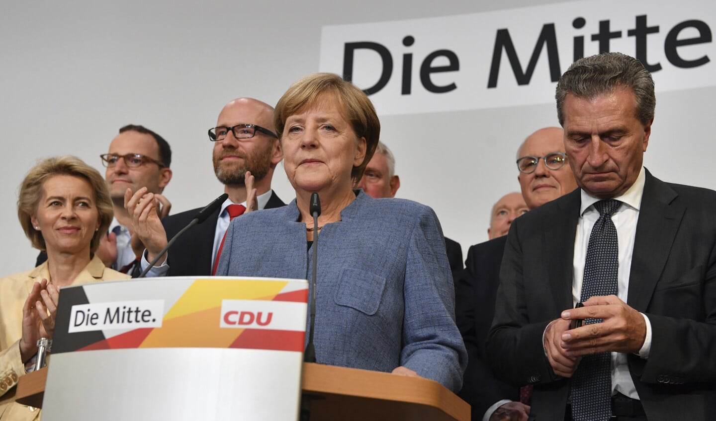 Een winnaar met gemengde gevoelens: bondskanselier Angela Merkel spreekt haar aanhang toe nadat de prognose van de verkiezingsuitslag bekend is geworden.