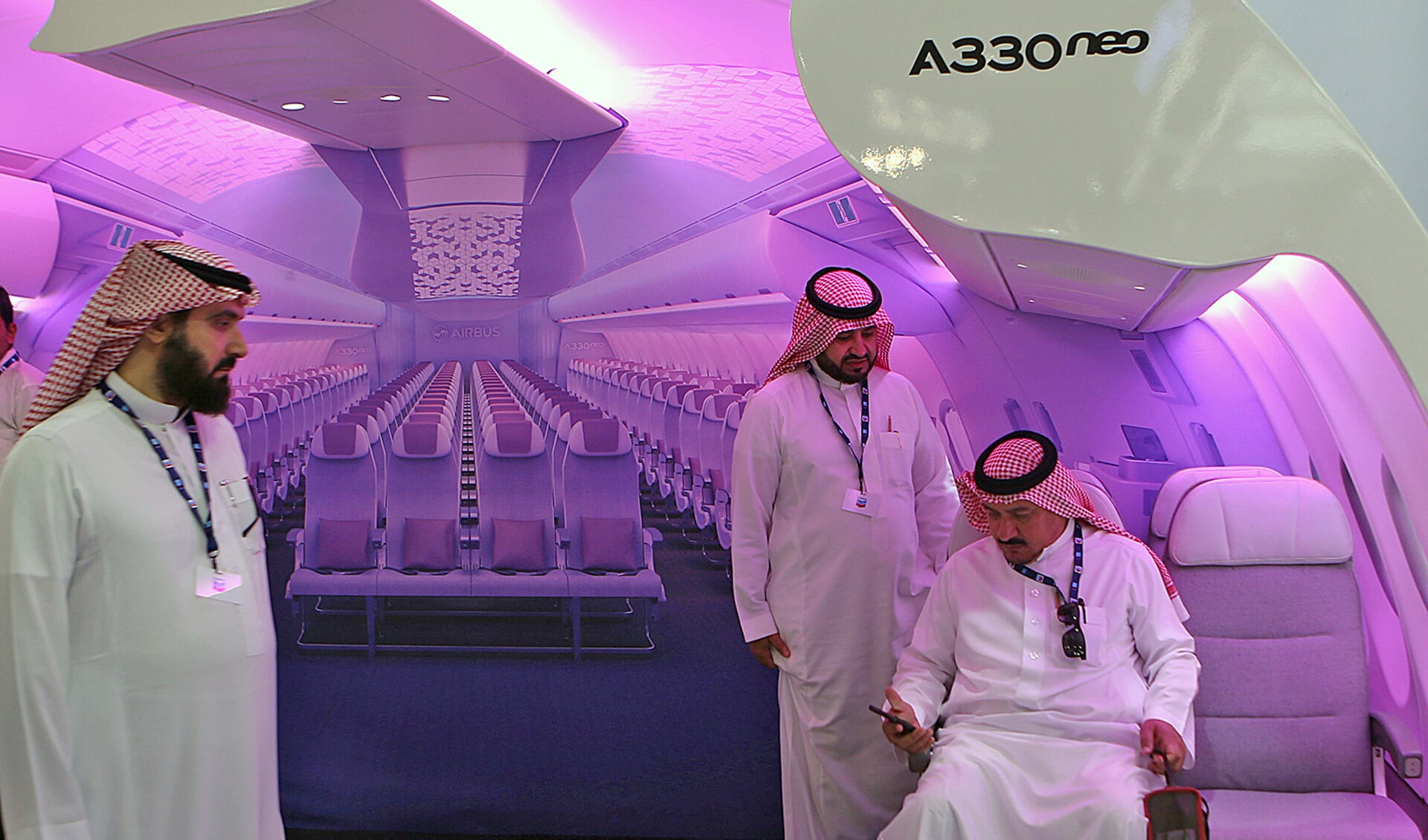 Bezoekers van de luchtvaartshow in Dubai kijken hoe een Airbus 330 zit.