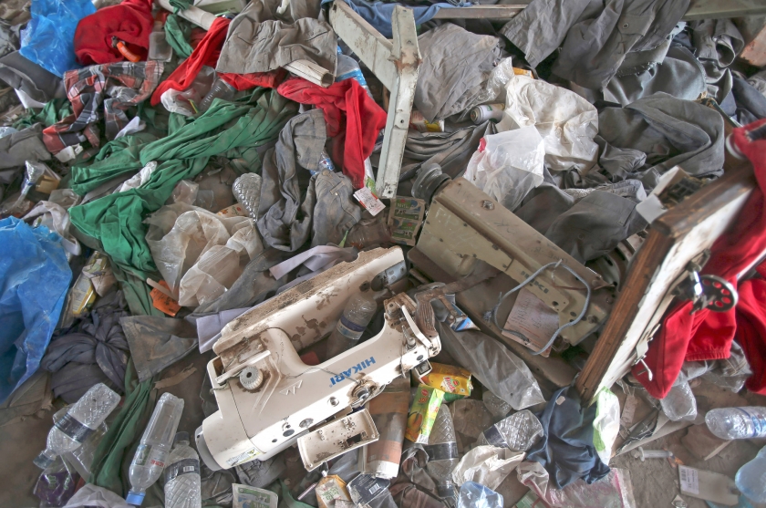 Naaimachines en stapels kleding en textiel, overblijfselen uit de kledingfabriek Rana Plaza in Savar (Bangladesh) die op 24 april 2013 instortte. Meer dan duizend mensen kwamen om en meer dan tweeduizend mensen raakten gewond. (Tirza Voss, ap / Wong Maye-E)