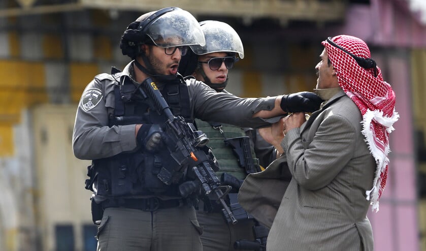 Dreigende sfeer in Hebron, waar de spanningen tussen Palestijnen en Joodse kolonisten de afgelopen weken telkens hoog oplopen. (ap / Nasser Shiyoukhi)