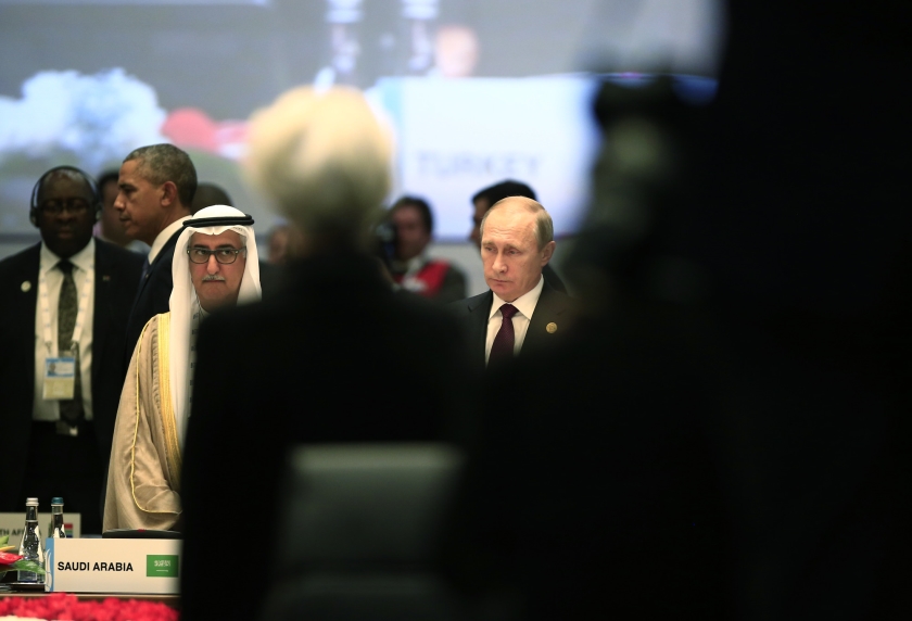 De Amerikaanse president Barack Obama, tweede van links, loopt naar zijn plaats, terwijl de Russische president Vladimir Putin (rechts) klaarstaat voor één minuut stilte voorafgaande aan de de G-20-vergadering zondag in Turkije. (ap)