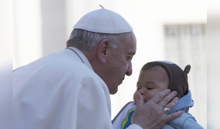 Paus Franciscus liefkoost een baby tijdens zijn wekelijkse audiëntie op het Sint Pietersplein in Rome, afgelopen woensdag. Met de start van een buitengewoon jubeljaar hoopt hij een ‘revolutie van tederheid’ te ontketenen. (ap / Alessandra Tarantino)