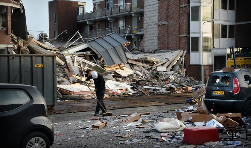 Een deel van een flat in Drachten stortte in na een explosie in een van de appartementen. De ravage is groot. (vk / Marcel van den Bergh)