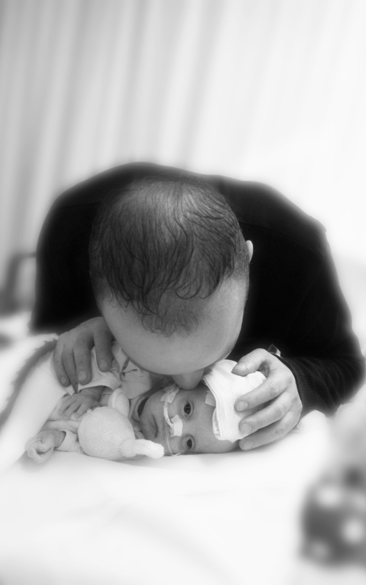 Melanie Plaggenmarsch fotografeerde de jonge en ernstig zieke Niene Berrens met haar vader, die afscheid van haar neemt (hun verhaal staat op pagina 16). (stichting still / Melanie Plaggenmarsch en moments of memory fotografie)