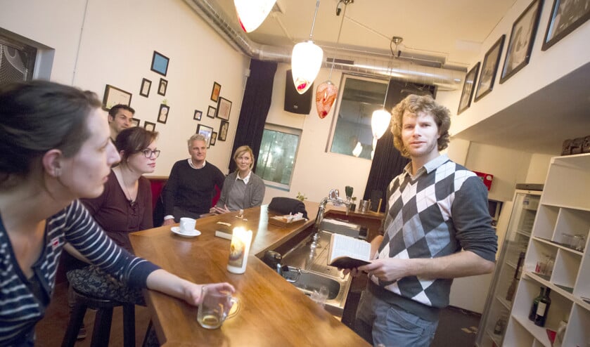 Predikant Dirk de Bree in gesprek met mensen voor de bar. De Bree: ‘Ga je alleen iemand vertellen dat God van hem houdt en dat hij gered moet worden, terwijl hij geen brood heeft? Ken je zijn naam en wil je zijn leven kennen, of wil je hem alleen maar over God vertellen?’ (Jeroen Jumelet)