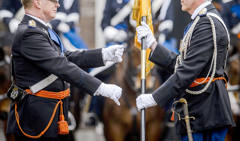 Commandant der Koninklijke Marechaussee luitenant-generaal Hans Leijtens (l.) droeg donderdag het vaandel over aan zijn opvolger, generaal Harry van den Brink. Van den Brink begon in 1979 op zijn zeventiende als marechaussee. Hij werkte onder meer bij de beveiliging op Paleis Soestdijk en in de grensbewaking op luchthaven Schiphol. Later werd hij onder meer commandant van het district Schiphol. < (anp / Remko de Waal)