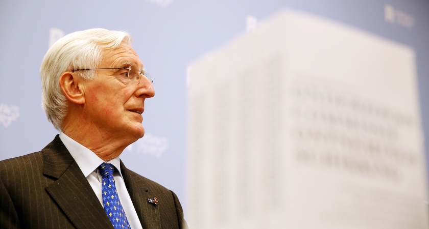 Commissievoorzitter Marten Oosting presenteert het onderzoeksrapport naar de ‘Teeven-deal’. (anp / Bas Czerwinski)