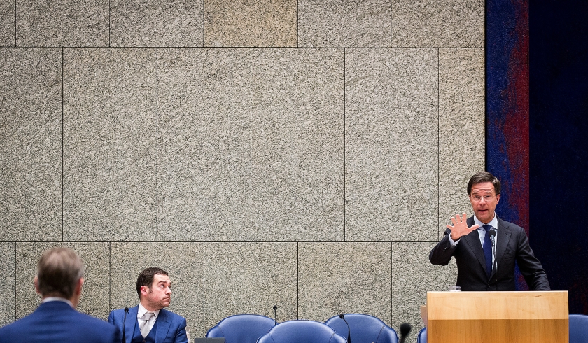 Premier Mark Rutte tijdens het debat in de Tweede Kamer over de instroom van asielzoekers. Hij werd stevig onder vuur genomen door de oppositie. (anp / Valerie Kuypers)