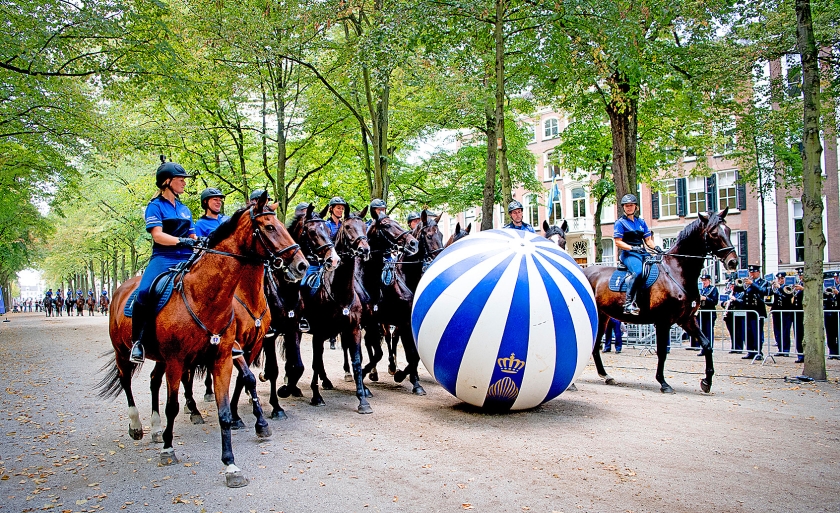 Het Bereden Ere-Escorte van de Koninklijke Marechaussee oefende zaterdag op het Lange Voorhout ter voorbereiding op Prinsjesdag. Om Prinsjesdag dinsdag gladjes te laten verlopen, wordt drie dagen lang volop geoefend en getraind. Vanochtend krijgen de paarden op het strand van Scheveningen nog gelegenheid aan het lawaai te wennen. < (anp / Robin Utrecht)