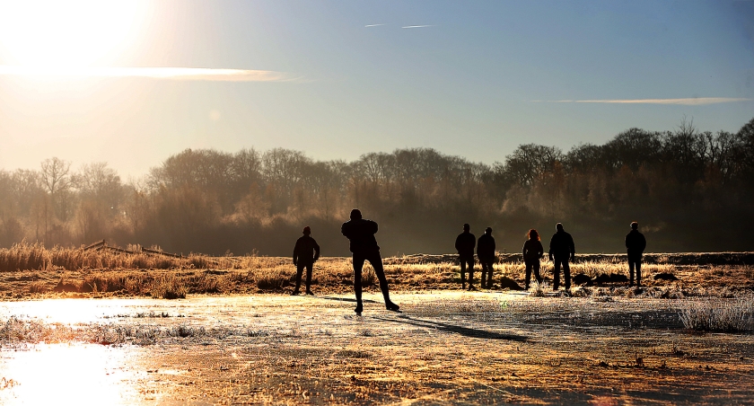 Schaatsers waagden zich maandag op natuurijs in de Friese Ryptsjerksterpolder, die voor een deel onder water staat. Vandaag kunnen ze opnieuw het ijs op, want ook afgelopen nacht was het koud, met lichte tot matige vorst. Na vandaag gaan de temperaturen omhoog en is het wachten op een volgende vorstperiode voor de schaatsliefhebbers. < (anp / Catrinus van der Veen)
