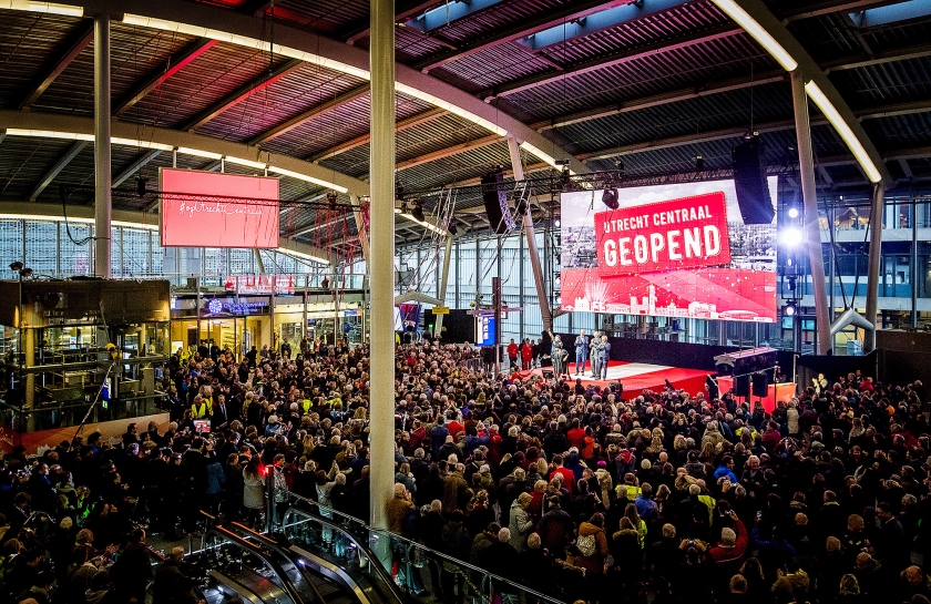 Na een grootscheepse verbouwing van zes jaar is station Utrecht Centraal klaar. Woensdag werd het drukste station van Nederland geopend door staatssecretaris Sharon Dijksma (Infrastructuur en Milieu) en de directeuren van ProRail en de NS (anp / Koen van Weel)