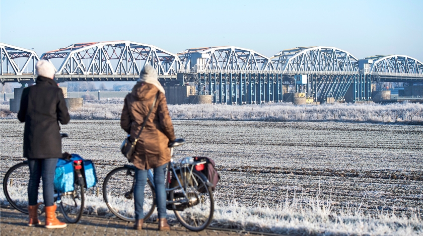 Het gevaar voor de woonboten op de Paesplas in Gennep, als gevolg van een forse beschadiging van een stuw, lijkt voorlopig geweken. Het water in de Maas is stabiel en zakt volgens Rijkswaterstaat niet verder. Zes schuiven van een stuw raakten beschadigd toen donderdagavond in dichte mist een Duits binnenvaartschip tegen de John S. Thompsonbrug botste. Daardoor daalde de waterstand tussen Grave en Sambeek bijna 3 meter. (Piroschka van de Wouw)