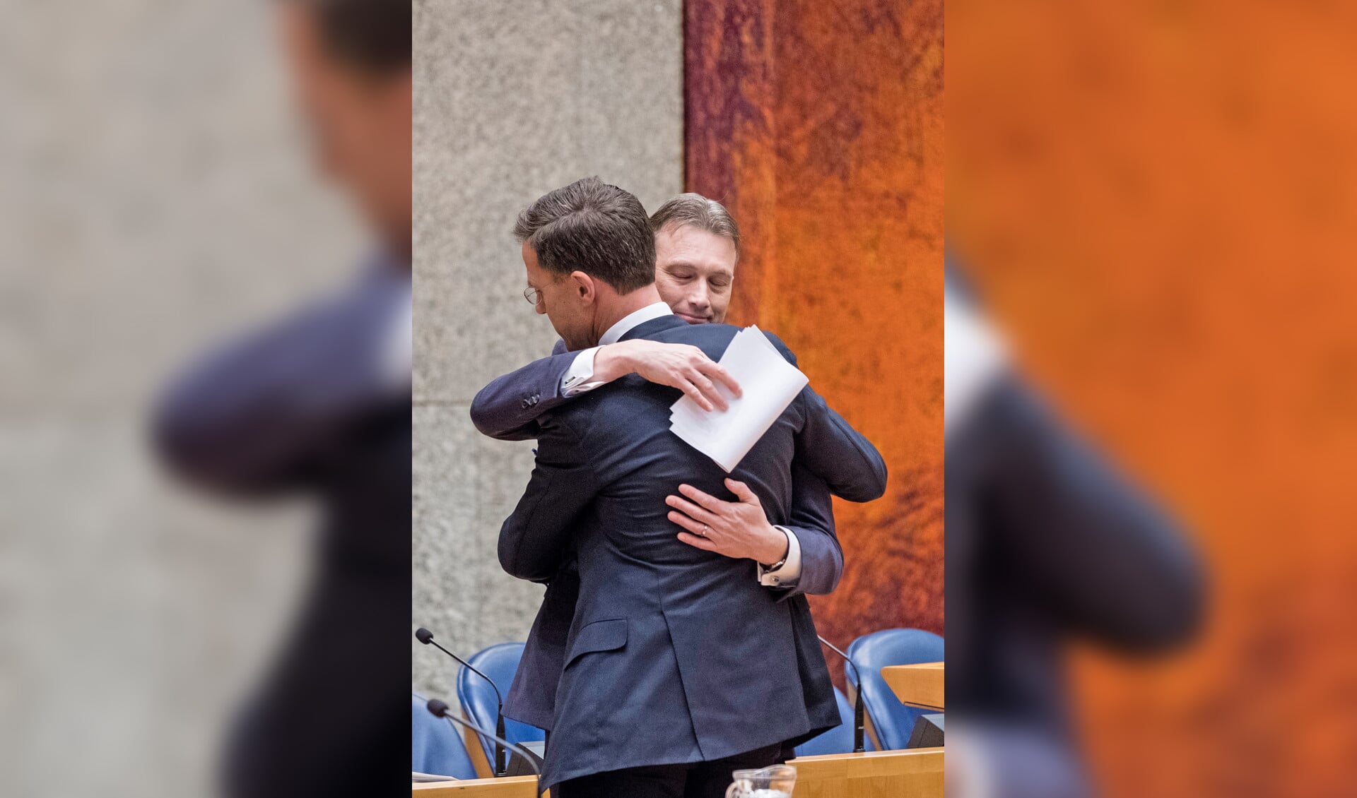 Aftredend minister Halbe Zijlstra omhelst premier Mark Rutte nadat die verklaard had het persoonlijk moeilijk te hebben met Zijlstra’s vertrek.