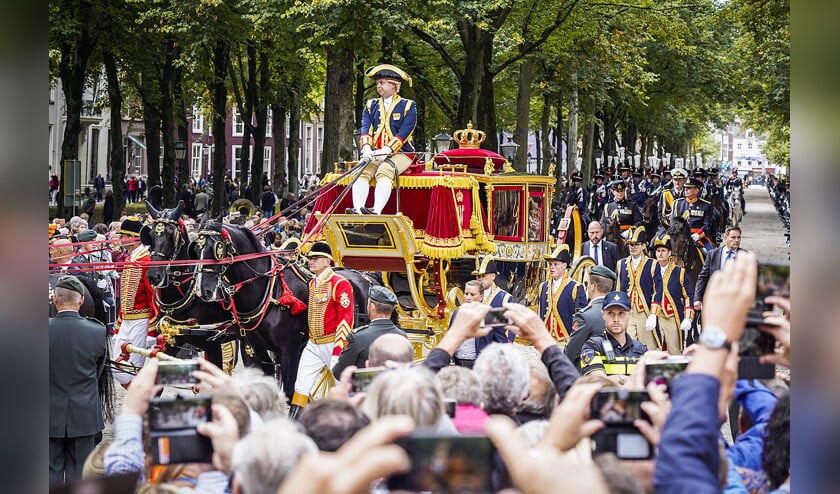 De Glazen Koets, onderweg van paleis Noordeinde naar de Ridderzaal, heeft veel bekijks. (anp / Lex van lieshout)