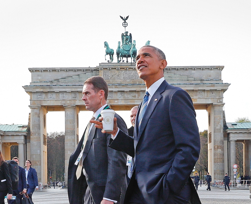 President Barack Obama bij de Brandenburger Tor in Berlijn. Hij was donderdag op bezoek in Duitsland, tijdens zijn laatste Europese reis als staatshoofd. Bondskanselier Angela Merkel heette hem welkom en dankte hem voor vertrouwen en partnerschap. Obama prees de Europese Unie als een van de grootste verworvenheden van de wereld. < (ap / Pablo Martinez Monsivais)