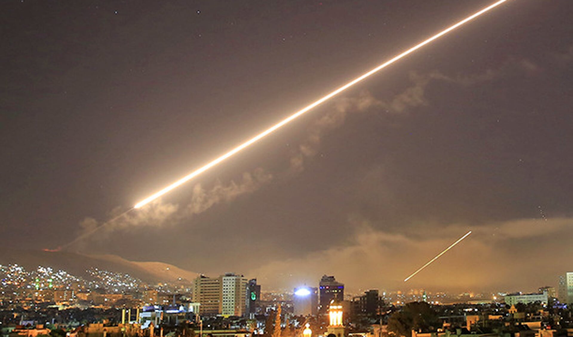 Amerikaanse raketten doorkruisen het luchtruim boven de Syrische hoofdstad Damascus.