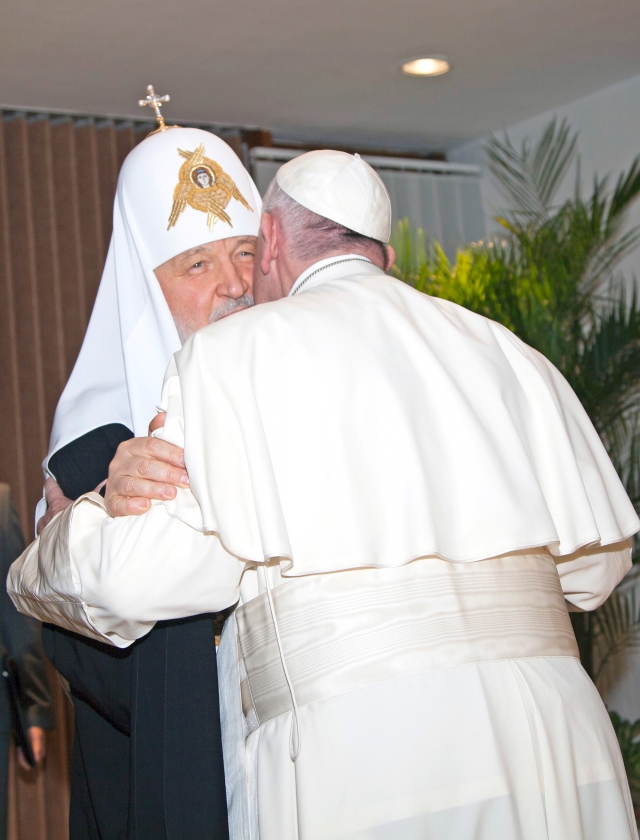 Patriarch Kyrill, hoofd van de Russisch-Orthodoxe Kerk, en paus Franciscus, leider van de Rooms-Katholieke Kerk, begroeten elkaar met een kus op de luchthaven José Martí in Havana. (ap / Ismael Francisco)