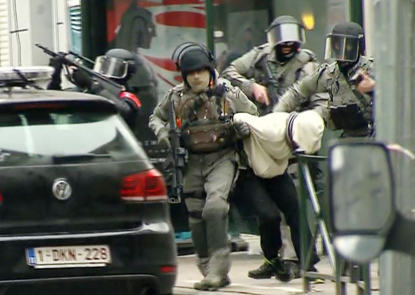 De Belgische nieuwszender VTM Nieuws legde vast hoe een van de twee terreurverdachten, mogelijk Salah Abdeslam, in Molenbeek werd gearresteerd door zwaarbewapende politieagenten. (ap)