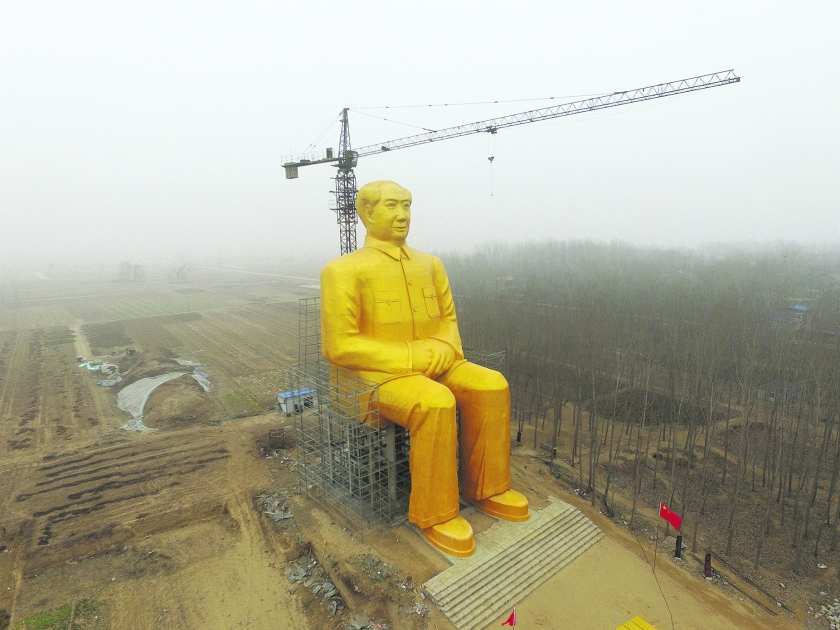 Een standbeeld van de in 1976 overleden Chinese ‘Grote Roerganger’ Mao Zedong torent uit boven de akkers bij het dorp Zhushigang, in de Centraal-Chinese provincie Henan. Het bijna 37 meter hoge beeld is gemaakt van beton en staal, waarop een laag goudverf is aangebracht (ap)
