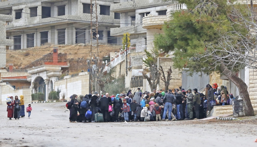 Syriërs wachten in Madaya op een hulpkonvooi. ‘Geen kind ziet er gezond uit, ze zijn grijsachtig bleek en mager’, aldus een hulpverlener. (ap)