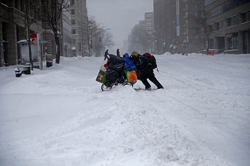 Meer dan dertig miljoen Amerikanen aan de oostkust van de VS gaan gebukt onder buitengewoon zware sneeuwval. Zeker tien mensen zijn door het winterweer om het leven gekomen en honderdduizenden mensen zitten zonder elektriciteit (ap / Gerald Herbert)