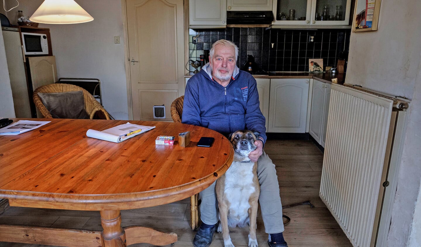 Willem Kuiper met hond Billie in Luddeweer. De hond waarschuwt hem altijd op tijd als een beving nadert.