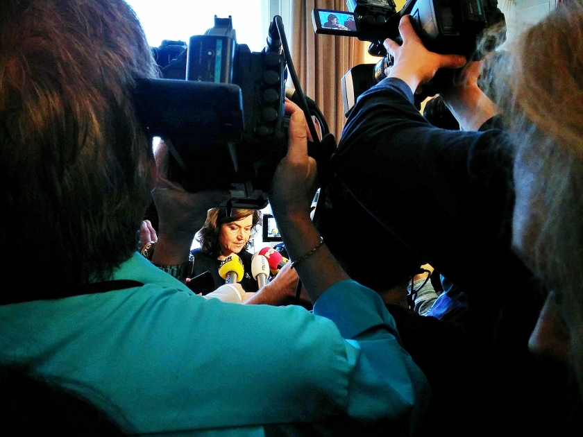 Kamervoorzitter Anouchka van Miltenburg donderdag, tijdens een ingelaste persconferentie, die chaotisch verliep. Daar kondigde ze aan dat een commissie zal onderzoeken of Kamerleden moeten worden vervolgd voor het ‘lekken’. (Sjoerd Mouissie)