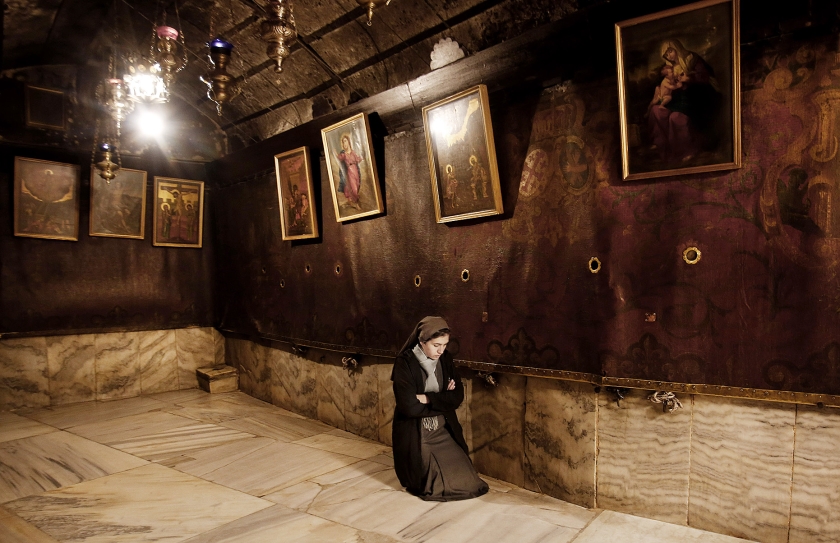 Een non is in gebed verzonken in de Geboortekerk in Bethlehem. De kerk op de Westelijke Jordaanoever – door Unesco als werelderfgoed aangemerkt – is gebouwd op de plek waar Jezus geboren zou zijn. < (ap / Nasser Shiyoukhi)