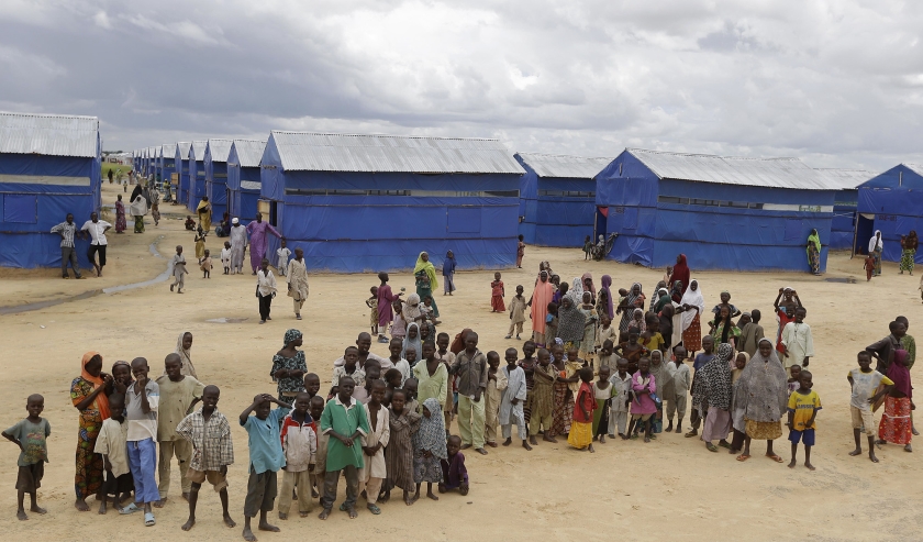 Nigeriaanse kinderen die ontsnapt zijn aan het geweld van terreurgroep Boko Haram, lijden nu al weken honger in vluchtelingenkampen. De regering doet onderzoek naar diefstal van voedsel door functionarissen. < (ap / Sunday Alamba)