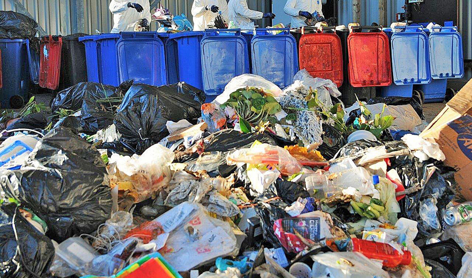 Afvalverwerkers zijn bezig met een sorteeranalyse van het restafval uit Haarlemmermeer. Daaruit blijkt dat 95 procent recyclebaar is.