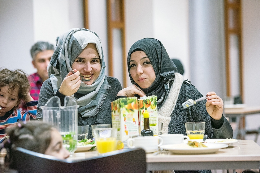 Circa 150 Syrische vluchtelingen hebben vrijdagavond in de kantine van het Protestants Landelijk Dienstencentrum in Utrecht een maaltijd voorbereid en vervolgens genuttigd. Dit deden ze samen met christelijke vrijwilligers uit plaatselijke kerken en van lokale christelijke organisaties (kerk in actie / Anne Paul Roukema)