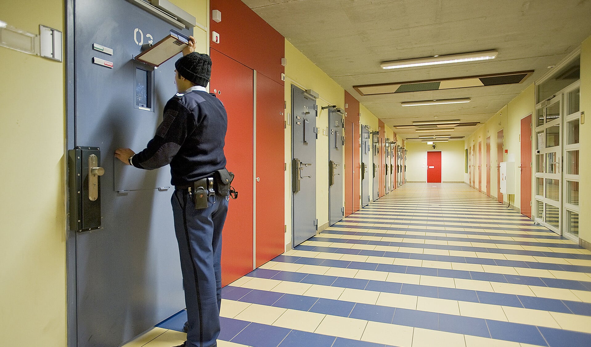 Een cipier controleert een cel in de Willem II-gevangenis in Tilburg. De Belgische regering huurde cellen van Nederland.