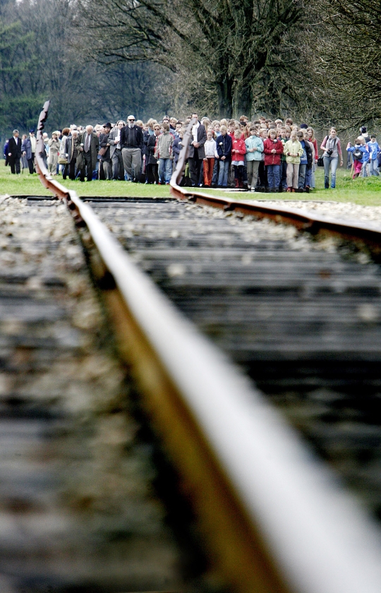 De spoorlijn in Kamp Westerbork. Doordat hier transportlijsten bewaard zijn gebleven, is in Nederland veel bekend over slachtoffers en nabestaanden. (anp / Juan Vrijdag)