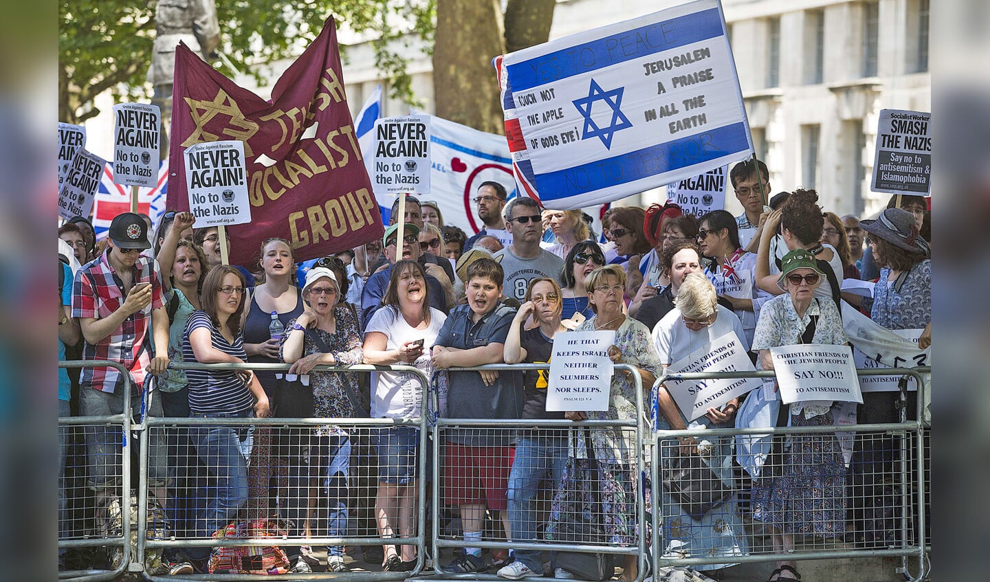 Enkele honderden antifascistische ‘tegenbetogers’ in Londen roepen leuzen en zingen luid om de circa twintig extreemrechtse deelnemers aan een anti-Joodse betoging op 4 juli 2015 te overstemmen.