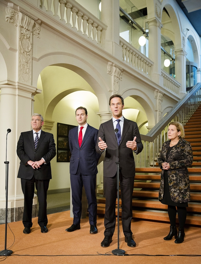 Burgemeester Jan van Zanen van Utrecht, minister Lodewijk Asscher van Sociale Zaken, premier Mark Rutte, en commissaris van de koning in Overijssel Ank Bijleveld, tijdens een persconferentie over de opvang van vluchtelingen. (anp / Bart Maat)