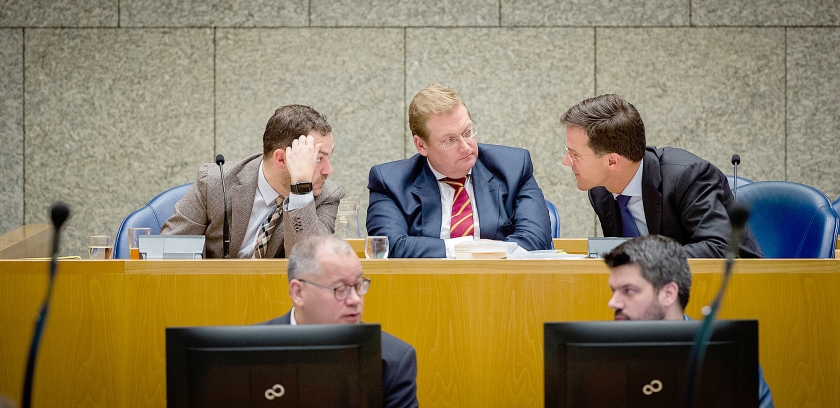 Premier Mark Rutte, minister Ard van der Steur staatssecretaris Klaas Dijkhoff (beiden Veiligheid en Justitie) tijdens het debat in de Tweede Kamer over de deal met crimineel Cees H. (anp / Bart Maat)
