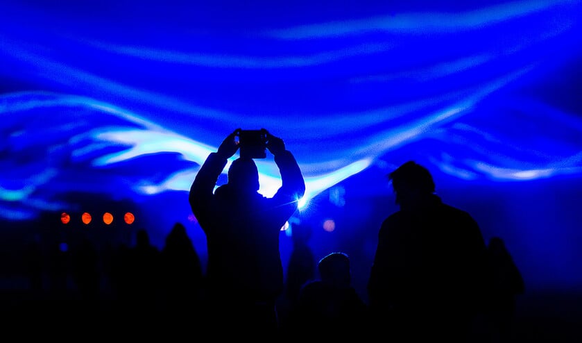 Schokland wordt vandaag verlicht door het project Waterlicht van kunstenaar Daan Roosegaarde. De virtuele lichtshow legt een blauwe waas over Schokland (anp / Robin van Lonkhuijsen)