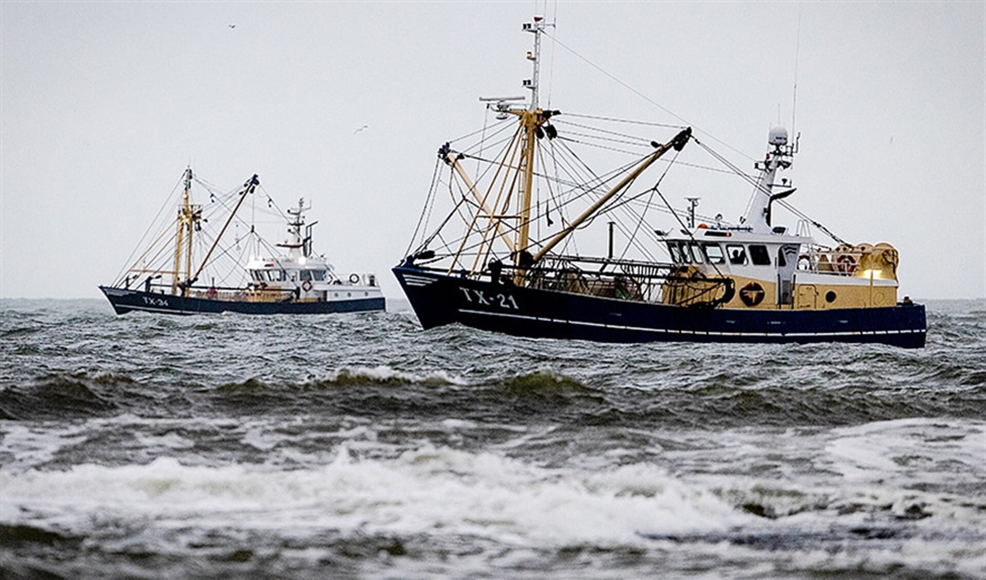 Vissersboten zoeken voor de kust van Texel naar de opvarenden van de UK 165. Zondag werden de lichamen in de gezonken kotter gevonden.