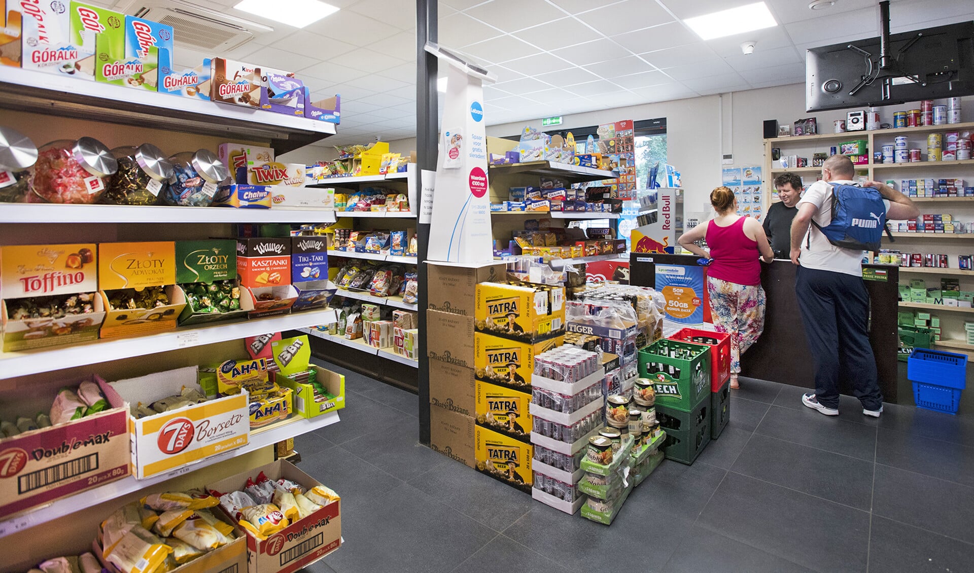 Een Poolse supermarkt in Oss. Driekwart van de hier wonende Polen denkt over vijf jaar nog steeds in Nederland te wonen, blijkt uit een SCP-rapport dat vandaag verschijnt.